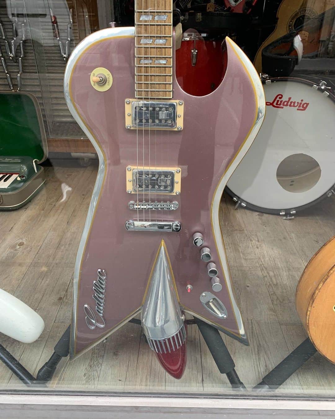 布袋寅泰さんのインスタグラム写真 - (布袋寅泰Instagram)「パリはビザールギターの宝庫！さて僕はどれを買ったでしょう？ Paris is a treasure trove of Bizzar guitars! Guess which one did I buy? #bizzarguitar #guitar #paris #ビザールギター」9月30日 5時45分 - hotei_official