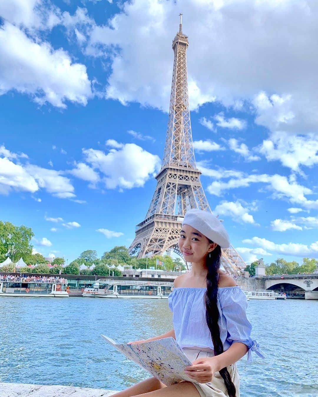 Laraさんのインスタグラム写真 - (LaraInstagram)「. La Tour Eiffel et le manège 🎠💙c’était tellement bien paris cet été 🕶mais il faisait super chaud aussi m . . 夏のパリの思い出 メリーゴーランドのチケット係のおじさんとはもう10年のお付き合い🎠 #larasummerholiday」9月30日 5時40分 - fa_la_lara