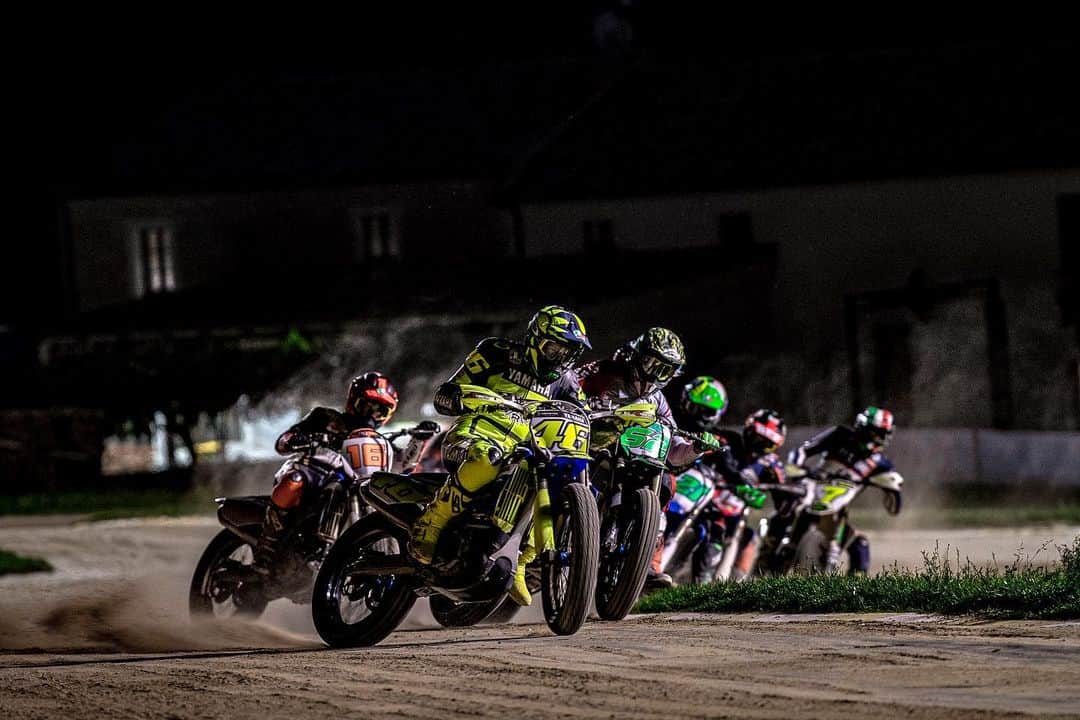 バレンティーノ・ロッシのインスタグラム：「Mucchio selvaggio 🧨 Gran bagarre al MotoRanch con la @vr46ridersacademyofficial 📸 @camilss」