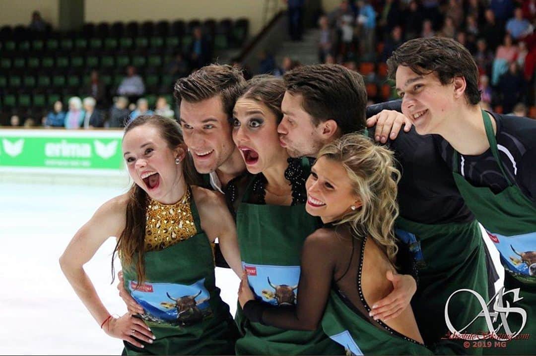 カーステン・ムーア＝タワーズのインスタグラム：「Nebelhorn Trophy ✅ Aprons ✅ Friendship ✅」