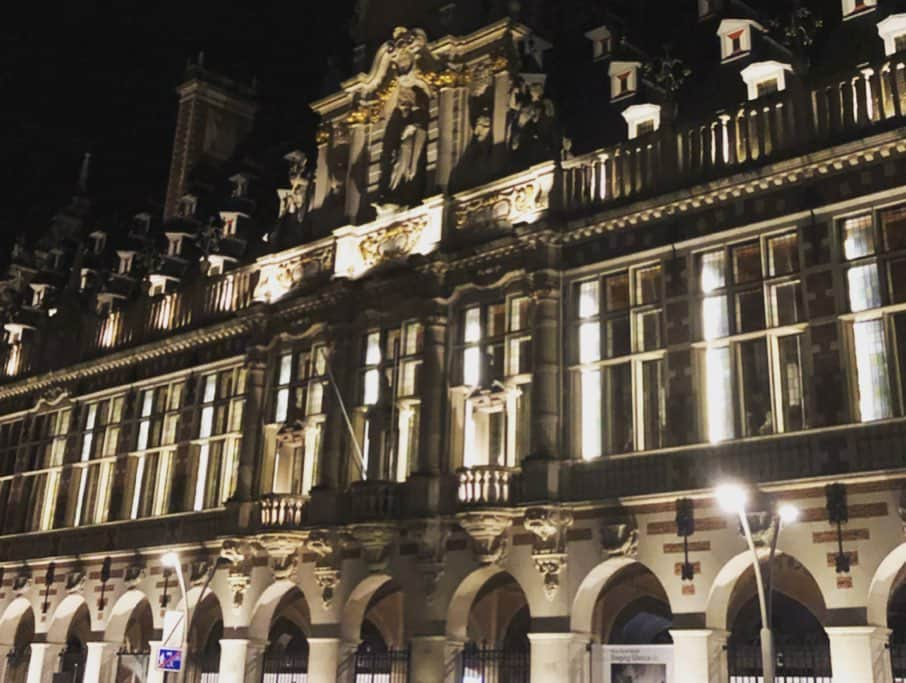 川口太一さんのインスタグラム写真 - (川口太一Instagram)「Frendly games in #leuven and #maaseik were done and it was very fun playing volleyball and hanging out with the guys of @tv_rottenburg_volleyball and now it's time to rest but for couple days I stay in Belgium and explore beautiful cities! So excited 😆  ベルギー で3日間練習試合を行いました。 ベルギーのマーサイクという所で宿泊し、試合はルーヴェンという所で行いました。 マーサイクはオランダのすぐ近くで、橋を渡ればオランダです。ヨーロッパすぐ国境を越えられるのいいよなー… 又、マーサイクは僕のドイツのチームの監督の故郷であり、元トレフェルサ監督アンデイッシュが指揮を執っていたマーサイクというベルギーで1番強いチームがあります。このチームには元日本代表、合成のリベロをしていた花野選手が在籍していました！ 試合が行われたルーヴェンは凄く綺麗な街でした。 写真は世界遺産にも登録されている市庁舎です。 明日は１日休みなのでそのままベルギーに滞在し、首都ブリュッセルと、時間があればアントウェルペン観てきます。感性を磨いていきます。 #belgium🇧🇪 #leuven #maaseik #holland🇳🇱 #frendlygame #redsox  #ベルギー #ルーヴェン #マーサイク #オランダ」9月30日 6時29分 - k.taichi20