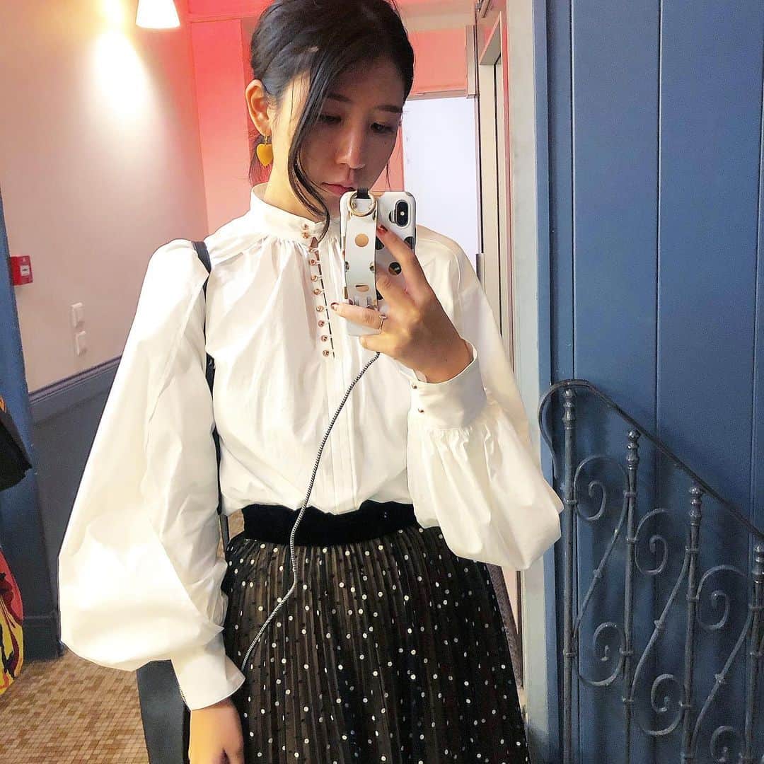 azのインスタグラム：「鏡の間 Le Salon Des Miroirs とわたくし。﻿ ﻿ 今回はショーをいくつか見たりしており、スナップはほぼしてないので慌ただしくて体が辛いというより頭が重いという感じです。﻿ ﻿ ギガの制限が来たのでROBEでのレポはほどほどに後日更新しようかなと。そうこうしてるうちに東京が来そうな気もするんですが。﻿ ﻿ 本物（それが衣服のクオリティなのか伝統に裏打ちされた技術なのか時代の読みのうまさなのかはそれぞれに依るけども）をこうして間近で見させてもらってる最中、某炎上があり、めちゃくちゃやるせ無い気持ちになったから、やっぱり私はアパレルでファッションの楽しさや意義を伝えたいなと思うし、それが一番わかりやすい入門編だと思うので、レペゼンフツウのレディとして立ち上がらにゃならんのだと思ったのです。﻿ ﻿ だからわたしは寝ずに稼いだお金でmiumiuのブーツを即決して買ってしまうし、H&Mのニットを買うのにかなり慎重になるし、古着屋でジャケットを選ぶし、楽天で服も買うのです。﻿ ﻿ ﻿ あと1日半、楽しむょ🥺﻿ ﻿ ﻿ ﻿ #tops #suesada #suésada﻿ #skirt #shetokyo﻿ #ROBEパリコレ隊 #pfw #pfw20ss #pfw2020 #parisfashionweek #パリコレ #ROBEtokyo #越境レディ」