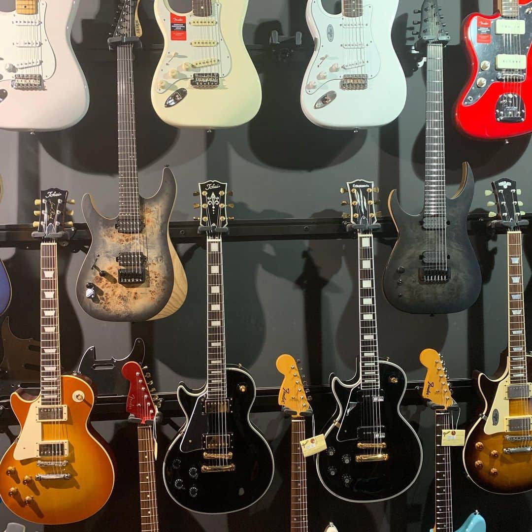 布袋寅泰さんのインスタグラム写真 - (布袋寅泰Instagram)「パリのピガールには魅力的なギターショップがいっぱい。左利き専門のアコギ、エレキ、ベースショップもある。There are many charming guitar shops in Paris' Pigalle. This is a left-handed specialty shop. #guitar #lefthanded #paris #pigalle」9月30日 6時32分 - hotei_official