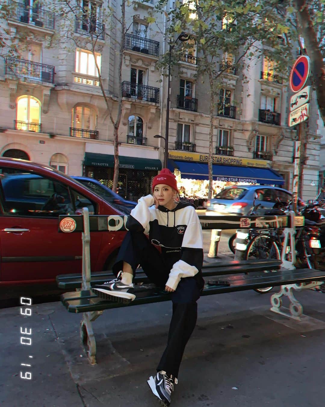 ダラ さんのインスタグラム写真 - (ダラ Instagram)「Waiting for uber 📱🚗🤣 #ootd #paris」9月30日 7時10分 - daraxxi