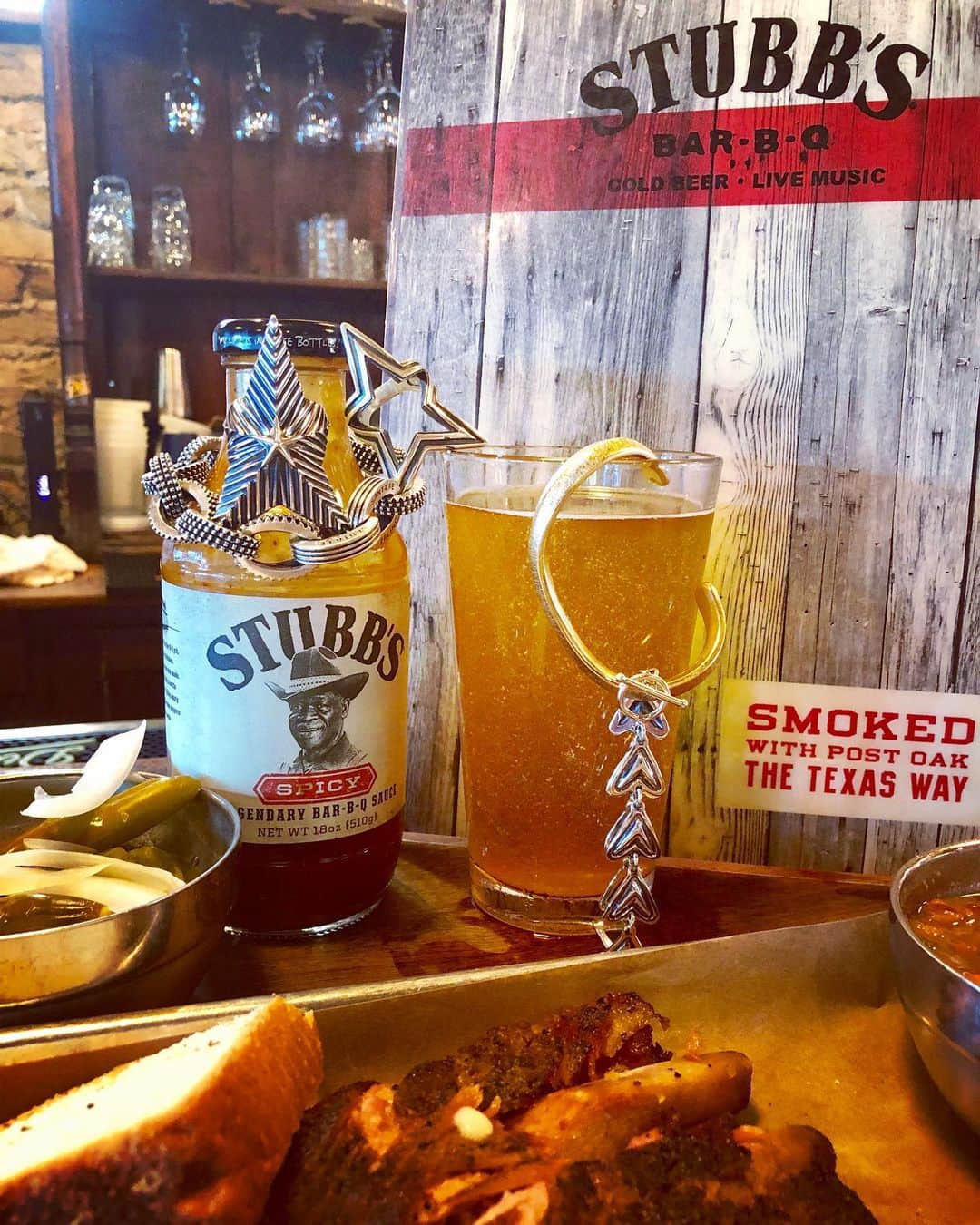 コディ サンダーソンのインスタグラム：「Lazy Sunday in Austin.  Awesome BBQ @stubbsaustin with @patriciaclavijo90  maybe a sports bar and some Sunday night Football.  I’ve never been to #Austin here but this city is GREAT!」