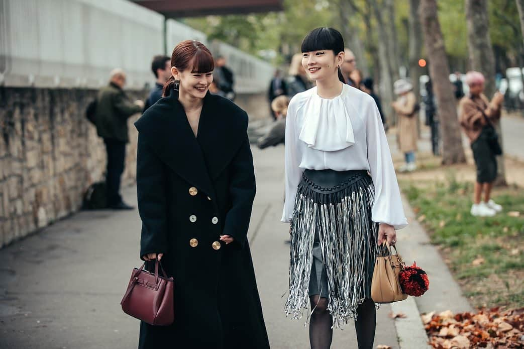 emmaさんのインスタグラム写真 - (emmaInstagram)「@loewe ❤️#loewe  with @akimoto_kozue ✨👯‍♀️ photo by @jaylim1 #pfw」9月30日 7時27分 - okss2121