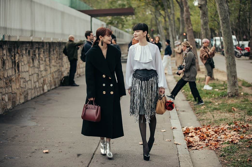 emmaさんのインスタグラム写真 - (emmaInstagram)「@loewe ❤️#loewe  with @akimoto_kozue ✨👯‍♀️ photo by @jaylim1 #pfw」9月30日 7時27分 - okss2121