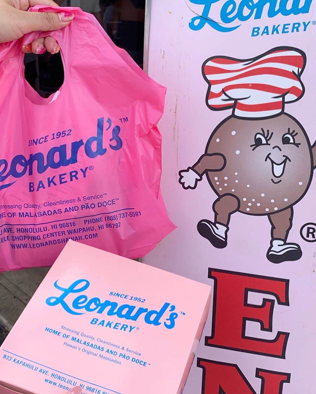 ひこ乃さんのインスタグラム写真 - (ひこ乃Instagram)「🧁⠀ ⠀ ずっと行きたかったLeonard's Bakeryのハワイ店💗 マラサダ大好きだから嬉しすぎた🥺🌼 美味しくて山登りの疲れも取れた！ 可愛かったからレノアーズTシャツも買っちゃった😋笑  そんな今日の#ootd は @millea_official_ の小花柄ワンピース🌼💗お店と色合わせたよ😻⠀ ⠀ @beautyplus_jp のフィルターは、レトロ感出すためにGoblin使いました💗⠀ ⠀ #beautyPlushawaii#hawaii#royalhawaiianhotel#royalhawaiian#ハワイカフェ#レナーズ#レナーズベーカリー#ハワイ#ハワイ旅行#ハワイ旅行2019#하와이#하와이여행#하와이🌴」9月30日 7時53分 - hikono0909