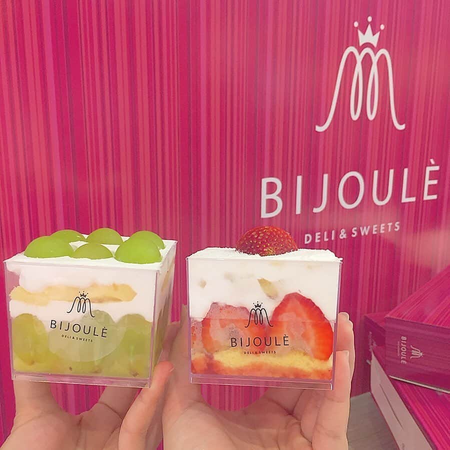 のインスタグラム：「.⠀⠀⠀ 【#uwasa_愛知】⠀⠀⠀ 愛知・名古屋パルコ内にある「BIJOULE(ビジュレ)」をご紹介🎉✨⠀⠀⠀ BIJOULEは、スイーツとデリカッセンのテイクアウト専門店です🍴🌟 カップショートやタピオカボトルなど可愛くて思わず頼みたくなる商品ばかり😋💗 お写真は、四角いカップが印象的な「カップケーキ」😳🌈 たっぷり詰まった生クリームと果物が相性抜群のケーキです😆👌 ＊⠀⠀⠀⠀⠀⠀ BIJOULE👉(@bijoule_official )⠀⠀⠀⠀⠀⠀⠀⠀ ＊⠀⠀⠀⠀⠀⠀ ↓素敵なアカウントはこちら⠀⠀⠀⠀⠀⠀ [photo by:@rina_ito1222]⠀⠀⠀⠀⠀⠀ ＊⠀⠀⠀⠀⠀⠀ <<✏️=========================>>⠀ グルメに関する素敵なお写真を⠀⠀⠀⠀⠀⠀ 厳選してご紹介しています📷🌈⠀⠀⠀⠀⠀⠀ 【 @uwasa_gourmet 】 or 【 #uwasa 】⠀⠀⠀⠀⠀⠀ をタグ付けであなたの投稿が⠀ Instagramや記事で紹介されちゃうかも👀🎉⠀ 皆さんの素敵なご投稿お待ちしています🌸⠀ <<=========================🔎>>⠀ ＊⠀⠀⠀⠀ #愛知 #愛知カフェ #愛知グルメ #名古屋 #名古屋カフェ #名古屋グルメ #名古屋パルコ #カップケーキ #cafe #スイーツ #sweets #スイーツ部 #カフェ #タピオカ #フルーツ #いちご #マスカット #ショートケーキ #インスタ映え #萌え断 #タピオカドリンク #クリーム #美味しい #カフェスタグラム #おやつ #おやつタイム #フォトジェニック #カヌレ」