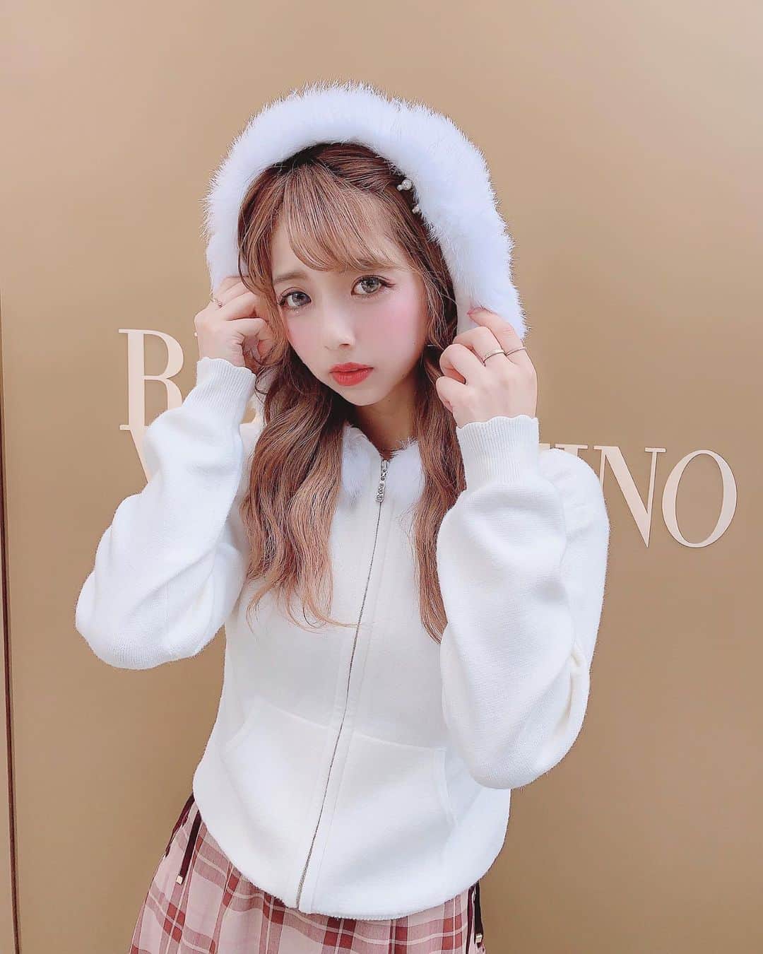 のインスタグラム：「🥛 . モフモフ🐇💭 このパーカーがずっと欲しかったんだー🎀 . フードにラビットファーがついてるの🐰 早く着たくて早速着ちゃった♡♡♡ . @mischmasch_official のだよ💓 . 秋冬大活躍予定🥺💕💕💕 . #ミッシュマッシュ #パーカー #code #ootd #fashion #えりんコーデ」