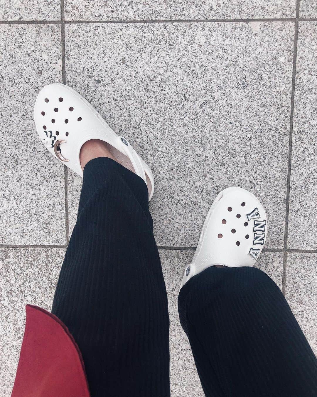 ANNA 杏奈さんのインスタグラム写真 - (ANNA 杏奈Instagram)「✈︎ crocsってほんとに履きやすい👠💕 足にしっかりフィットするし、洗ってすぐに乾く❤️ ジビッツは名前のANNAを入れてみた！ 今回はホワイトに合わせたコーデ🧚‍♀️ もう何足家にあるのってくらい持ってる❤️ ・ ・  #クロックス#RocktheCrocs#pr#ジビッツ#カスタマイズ#自分スタイル #今日のコーデ　#カジュアルコーデ　#ootd #ワイドパンツ　#おしゃれさんと繋がりたい」9月30日 18時50分 - anna_maria_end18