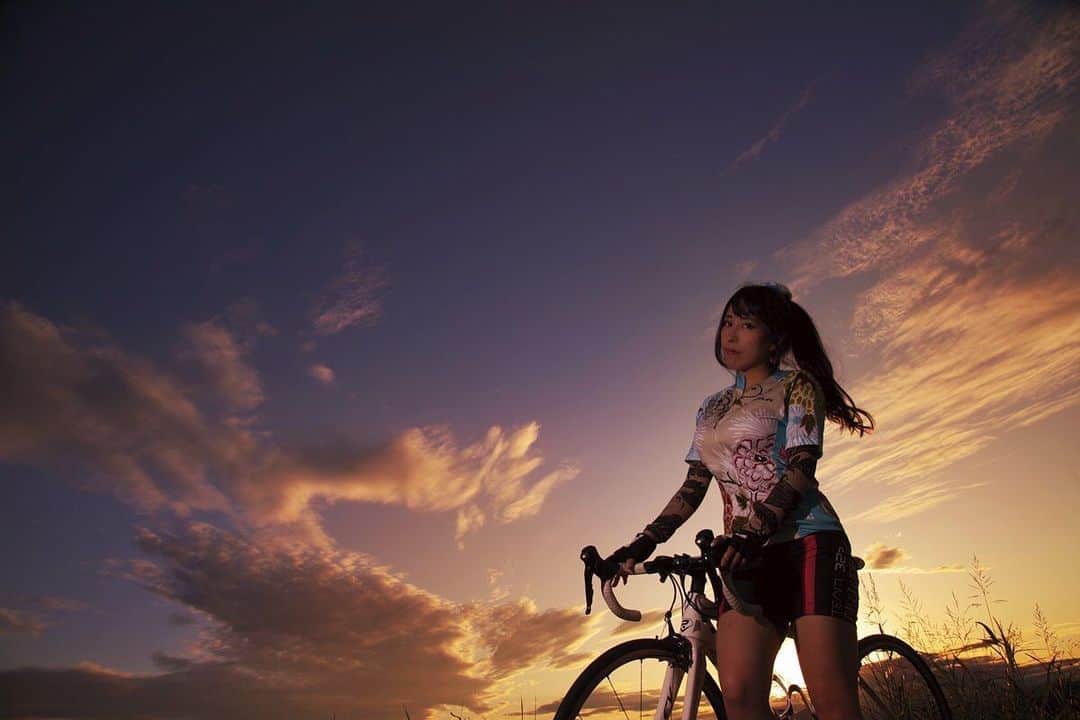 林檎蜜紀さんのインスタグラム写真 - (林檎蜜紀Instagram)「そろそろ日が暮れるから帰ろうか  #サイクルジャージ女子  #サイクリング #夕暮れ  #gohome #自転車女子  #夕焼け #twilight  #followalways #フォローミー #いいねして #bikegirl #kawii #Japanesestyle #me #prettygirlsonbike #sexyandbicycle #fixiegirls #cyclist #cyclingphotos #beautyofcycling #lovesport #ロードバイク女子」9月30日 17時24分 - ringo_mitsuki