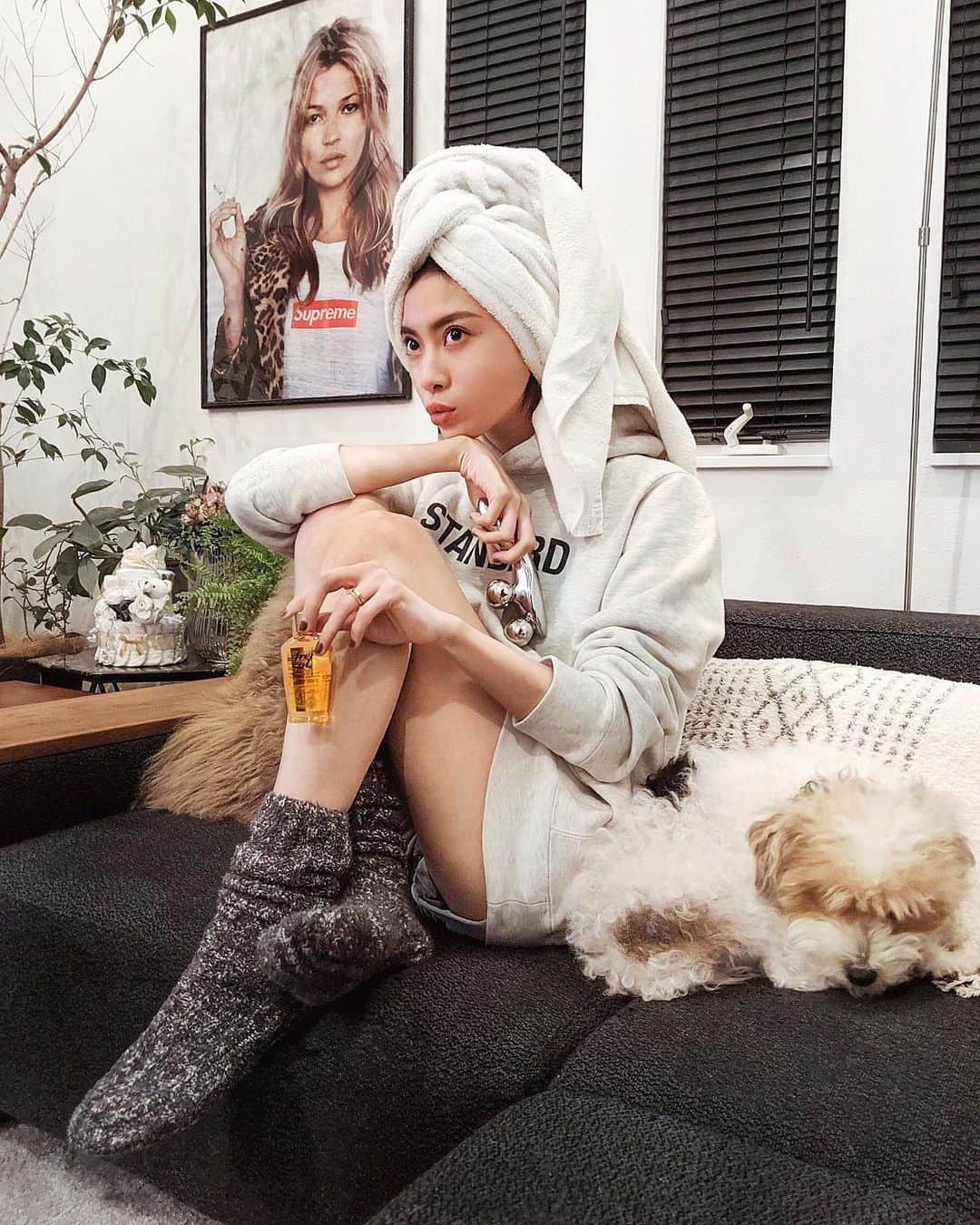 ソンイのインスタグラム：「息子が寝てる間に母のボディケアタイム🧴 オイル+コロコロはもう10年以上続けてるの😌 無添加で植物性オイルのフレイオイル @freioil.jp は赤ちゃんにも使えるしママの肌を舐めても安全安心だから最近使ってるんだ🥰 浸透力が高くてべとつかないからお風呂上がりのマッサージ用にオススメ🧖🏻‍♀💕 バチェラーかテラハ見ながらコロコロ〜してるよ🤣👍🏻 この間のファンイベントでも愛用品として紹介してお土産でもお渡ししたんだけど、参加してくれた皆様使ってくれてるかなぁ☺️🌙 #フレイオイル #freioil」