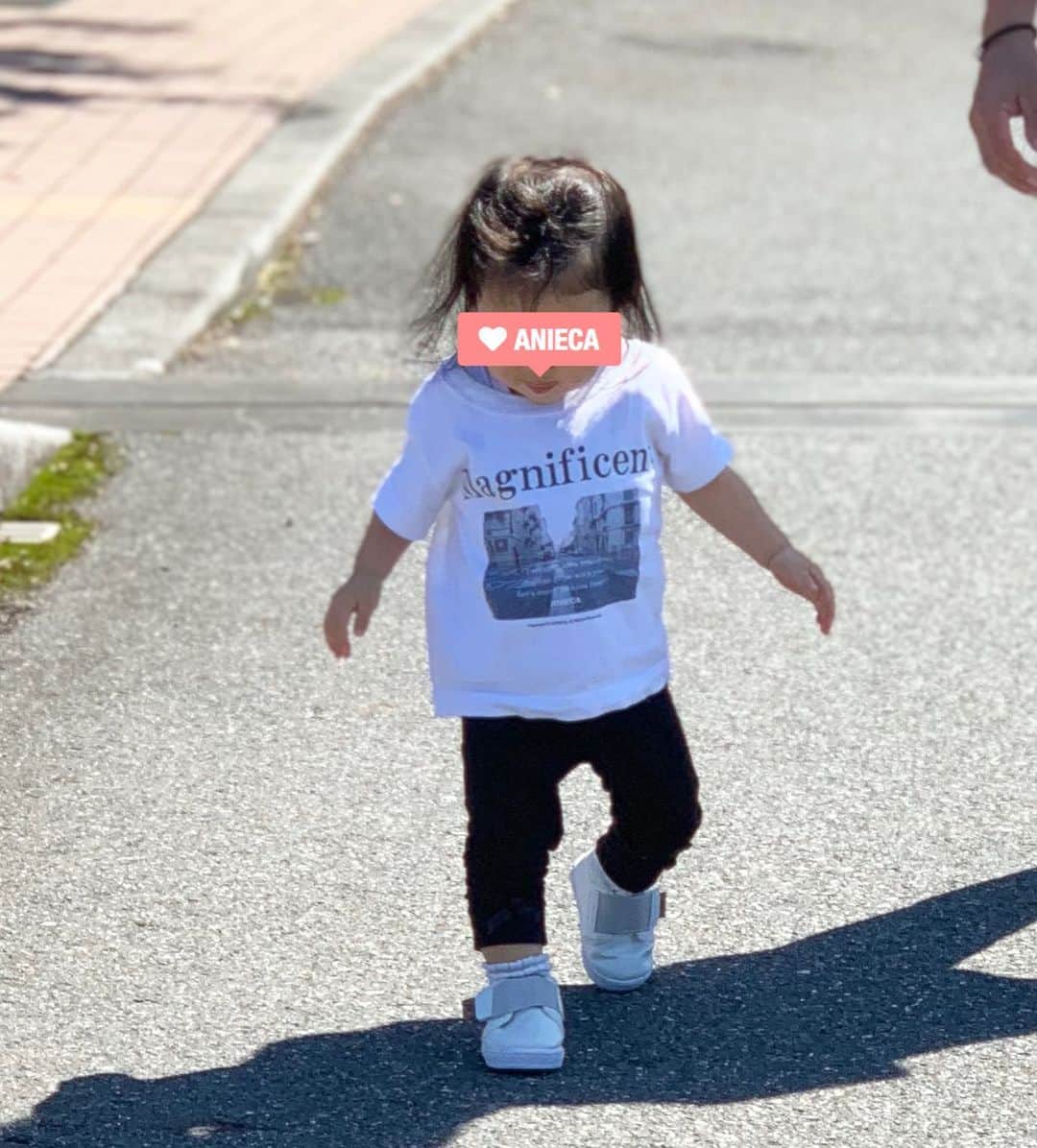 斎藤寛子さんのインスタグラム写真 - (斎藤寛子Instagram)「1歳7ヶ月👧. . 最近は、手を繋いで歩こうね〜、、、なんて無理な時期😅💨. . 手を振りほどいてどこまでも歩きたがる！！！. . 結果、担いで帰ることになる😑💨(写真5枚目). . 母の顔、必死🤪爆. . #1歳7ヶ月#可愛い盛り #そろそろ#いやいや期#来るのね #来ちゃうのね#嬉しい成長だけどね#とうとう来ちゃうよ」9月30日 17時37分 - hiroko4life