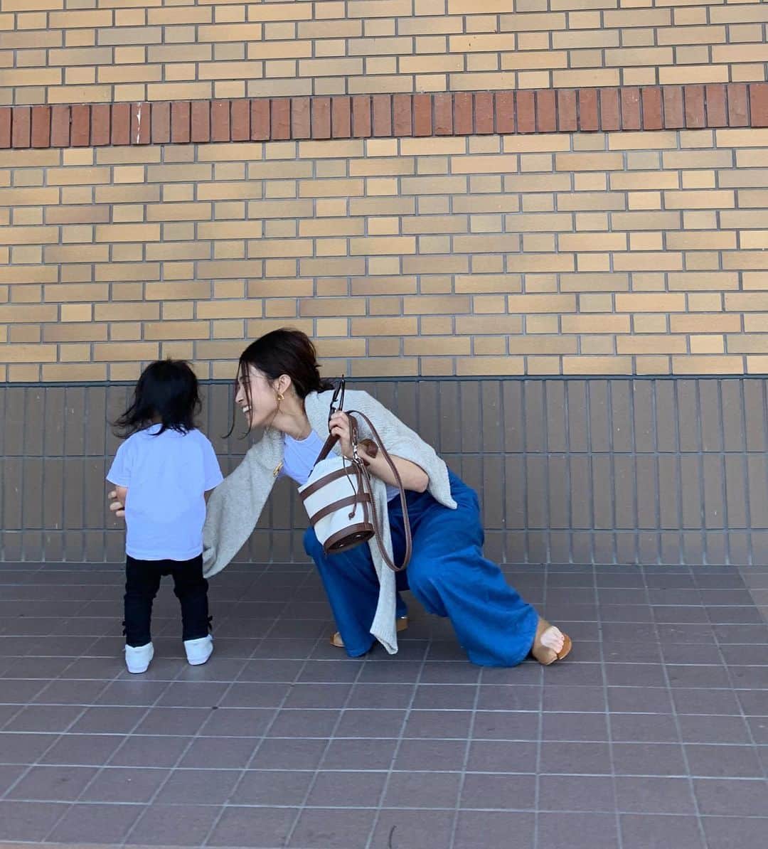 斎藤寛子さんのインスタグラム写真 - (斎藤寛子Instagram)「1歳7ヶ月👧. . 最近は、手を繋いで歩こうね〜、、、なんて無理な時期😅💨. . 手を振りほどいてどこまでも歩きたがる！！！. . 結果、担いで帰ることになる😑💨(写真5枚目). . 母の顔、必死🤪爆. . #1歳7ヶ月#可愛い盛り #そろそろ#いやいや期#来るのね #来ちゃうのね#嬉しい成長だけどね#とうとう来ちゃうよ」9月30日 17時37分 - hiroko4life
