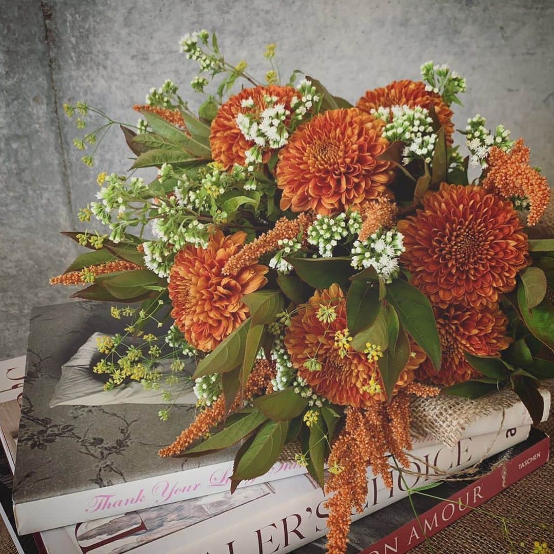 畑野ひろ子さんのインスタグラム写真 - (畑野ひろ子Instagram)「デリバリーフラワー。 秋になると、ピンポンマムが活躍。同系色のケイトウも一緒に。 @willgarden_official  #flower #flowers #bouquet #autumn #ピンポンマム #ケイトウ #orange」9月30日 17時38分 - hiroko_hatano_