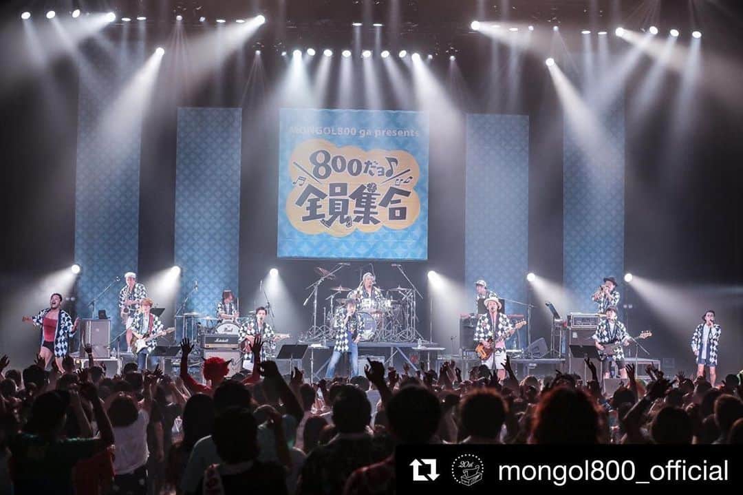 のインスタグラム：「・ ダイスキなバンドの ダイスキなパーティー ありがとう様でした!! ピス！  #Repost @mongol800_official ・・・ ‪【800だョ全員集合!!2019】‬ ・ 千秋楽沖縄にて大団円‼  大阪･東京･沖縄 全3公演  世良さん GAKUさん PESさん  DX BAND  そしてご来場の皆さん‼  大感謝‼  また来週〜👏 写真@saru_0305  www.800dayo.asia  #800だョ #全員集合 #mongol800 #DXBAND #pes #gaku-mc #世良公則」