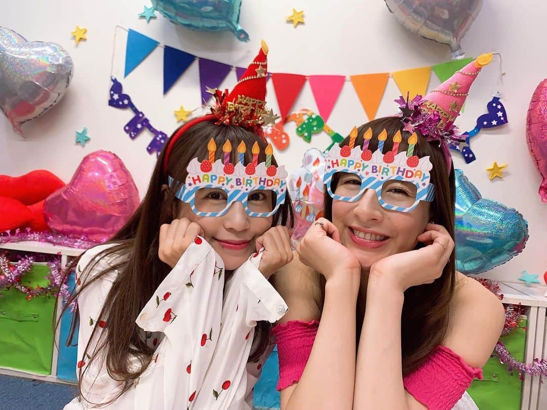 北条佳奈のインスタグラム：「オープニングムービーオフショット🥰🌈🎂💕 みんなどんな反応してるのかなってスクリーンの後ろでまりちゃんとドキドキしてたんだよ👭💓 カラフルでポップでハッピーなパーティーの幕開けです😍🎉 #ぷぅまり生誕 #誕生日 #生誕祭 #birthday #birthdayparty #ぷぅまり #bff #tagsforlikes #instalove #followme #👭 #🎉」