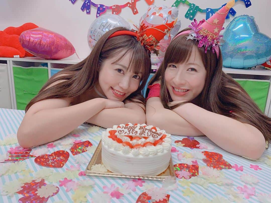 北条佳奈さんのインスタグラム写真 - (北条佳奈Instagram)「オープニングムービーオフショット🥰🌈🎂💕 みんなどんな反応してるのかなってスクリーンの後ろでまりちゃんとドキドキしてたんだよ👭💓 カラフルでポップでハッピーなパーティーの幕開けです😍🎉 #ぷぅまり生誕 #誕生日 #生誕祭 #birthday #birthdayparty #ぷぅまり #bff #tagsforlikes #instalove #followme #👭 #🎉」9月30日 17時44分 - kana_hojyo