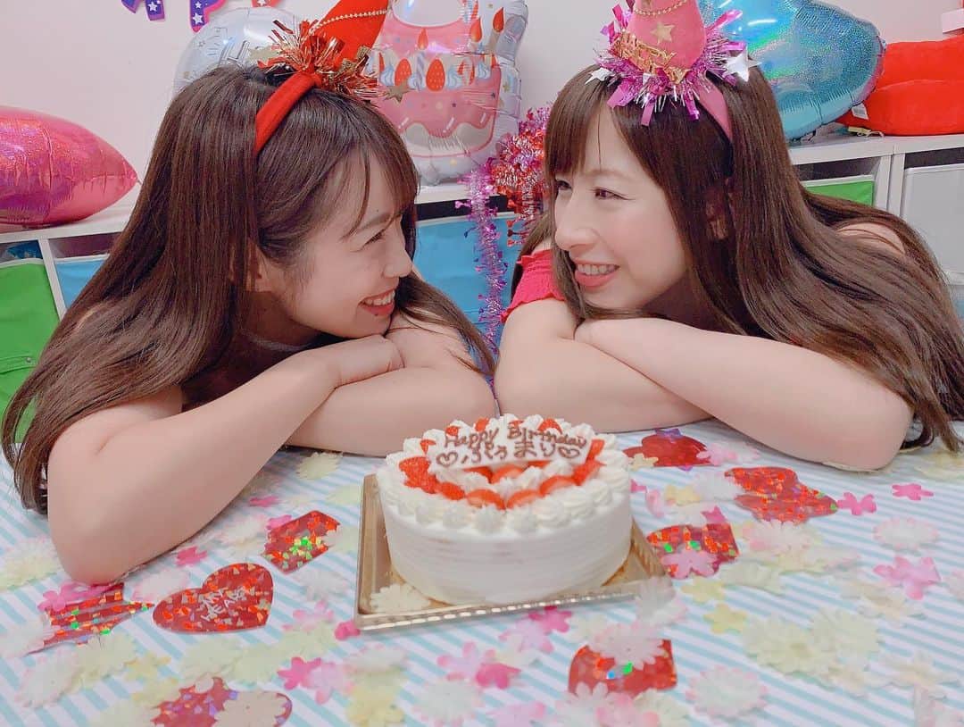 北条佳奈さんのインスタグラム写真 - (北条佳奈Instagram)「オープニングムービーオフショット🥰🌈🎂💕 みんなどんな反応してるのかなってスクリーンの後ろでまりちゃんとドキドキしてたんだよ👭💓 カラフルでポップでハッピーなパーティーの幕開けです😍🎉 #ぷぅまり生誕 #誕生日 #生誕祭 #birthday #birthdayparty #ぷぅまり #bff #tagsforlikes #instalove #followme #👭 #🎉」9月30日 17時44分 - kana_hojyo