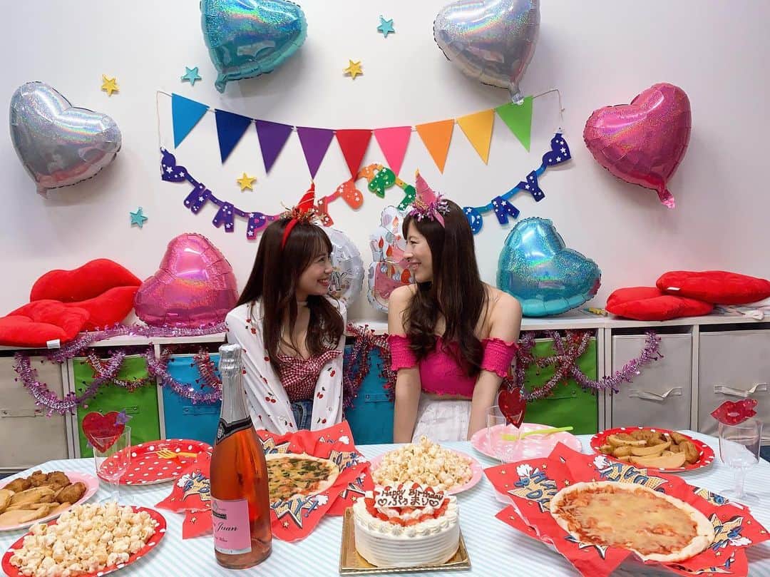 北条佳奈さんのインスタグラム写真 - (北条佳奈Instagram)「オープニングムービーオフショット🥰🌈🎂💕 みんなどんな反応してるのかなってスクリーンの後ろでまりちゃんとドキドキしてたんだよ👭💓 カラフルでポップでハッピーなパーティーの幕開けです😍🎉 #ぷぅまり生誕 #誕生日 #生誕祭 #birthday #birthdayparty #ぷぅまり #bff #tagsforlikes #instalove #followme #👭 #🎉」9月30日 17時44分 - kana_hojyo