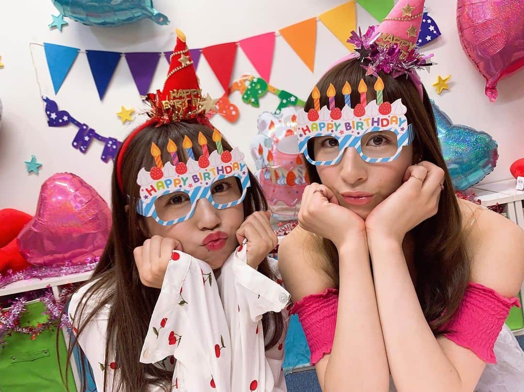北条佳奈さんのインスタグラム写真 - (北条佳奈Instagram)「オープニングムービーオフショット🥰🌈🎂💕 みんなどんな反応してるのかなってスクリーンの後ろでまりちゃんとドキドキしてたんだよ👭💓 カラフルでポップでハッピーなパーティーの幕開けです😍🎉 #ぷぅまり生誕 #誕生日 #生誕祭 #birthday #birthdayparty #ぷぅまり #bff #tagsforlikes #instalove #followme #👭 #🎉」9月30日 17時44分 - kana_hojyo