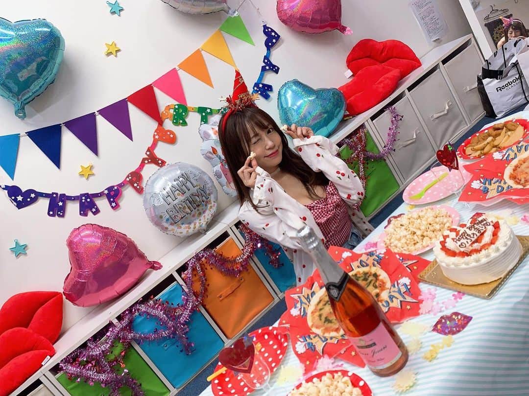 北条佳奈さんのインスタグラム写真 - (北条佳奈Instagram)「オープニングムービーオフショット🥰🌈🎂💕 みんなどんな反応してるのかなってスクリーンの後ろでまりちゃんとドキドキしてたんだよ👭💓 カラフルでポップでハッピーなパーティーの幕開けです😍🎉 #ぷぅまり生誕 #誕生日 #生誕祭 #birthday #birthdayparty #ぷぅまり #bff #tagsforlikes #instalove #followme #👭 #🎉」9月30日 17時44分 - kana_hojyo