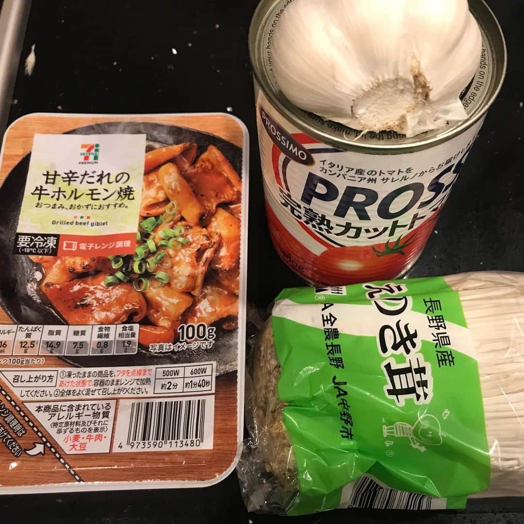 鈴木咲さんのインスタグラム写真 - (鈴木咲Instagram)「倉持家にあった食材でなんちゃってトリッパ  少ない食材で簡単に出来るよ！ セブンの冷凍ホルモンの旨味とエノキの食感とトマトの酸味が合わさってとても美味しい！ 濃い味付けでお酒が進む🍻 粉チーズとブラックペッパーをたっぷりかけてバケットと一緒に食べるとより美味しいよ！ . . . 🍅レシピ🍅  ①刻んだニンニクと輪切り唐辛子をオリーブオイルで弱火で香りが出るまで炒める  ②エノキを入れて、焼き目がつくまで焼く（焼き目がついたエノキは香ばしくて美味しいよ！ニンニクと唐辛子が焦げないように注意）  ③トマト缶を入れ、煮詰めて水分を飛ばす ④水分が減ってきたらレンチンした冷凍ホルモンを入れ、味見をしながらコンソメ、塩、ケチャップで味付けをしてさらに煮詰める（甘めの味付けが好きなら蜂蜜やメイプルシロップを少量入れてね） ⑤いい感じのとろみがついたら器に盛り付けて粉チーズとブラックペッパーをたっぷりかけてね！ . . . #咲ご飯 #雑レシピ #手作りおつまみ #トリッパ #手料理 #家飲み #メニュー #簡単おつまみ」9月30日 17時45分 - sakisuzuki1103