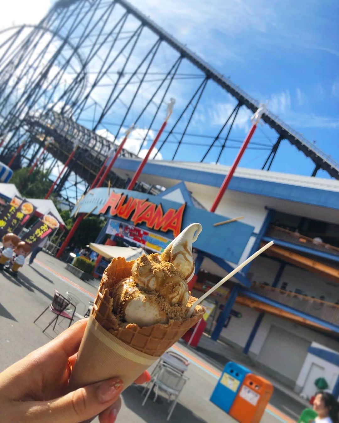 のインスタグラム：「#20190929 セントラルの後輩ちゃんたちと 人生で2度目の富士急🗻🎢 みんなの楽しんでる姿みて うれしいな〜と思いつつ自分も 25歳になったとは思えないくらい 全力で叫んではっちゃけた🤣❤️ 楽しすぎたよ、ありがとう！！ #りかのてるてる坊主効果 🌞 #FUJIYAMA4回 #高飛車2回  #ええじゃないか1回  etc… 日曜なのに計12個 乗れました。笑 #富士急ハイランド」