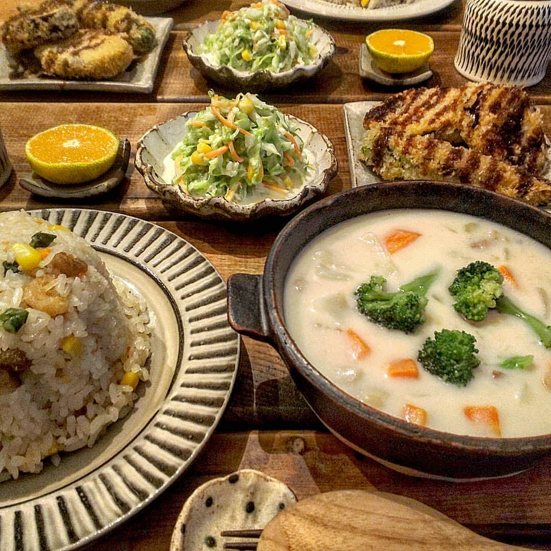 meeのインスタグラム：「おこんばんは😊  今日の夜ご飯🍚🍴 最近分かった事🎵 野菜のフライって美味しい😋 特に茄子🍆なので、🍆フライで夜ご飯🍚🍴 ＊クリームシチュー ＊炊飯器でエビピラフ ＊茄子🍆オクラフライ ＊キャベツでコールスロー ＊みかん  今日のコールスロー美味しく出来た～😆🎵キャベツにちょっと玉ねぎのみじん切り入れたら美味しい😋 次からはこれだー😆‼️ では、いただきま～す🍴🙏」