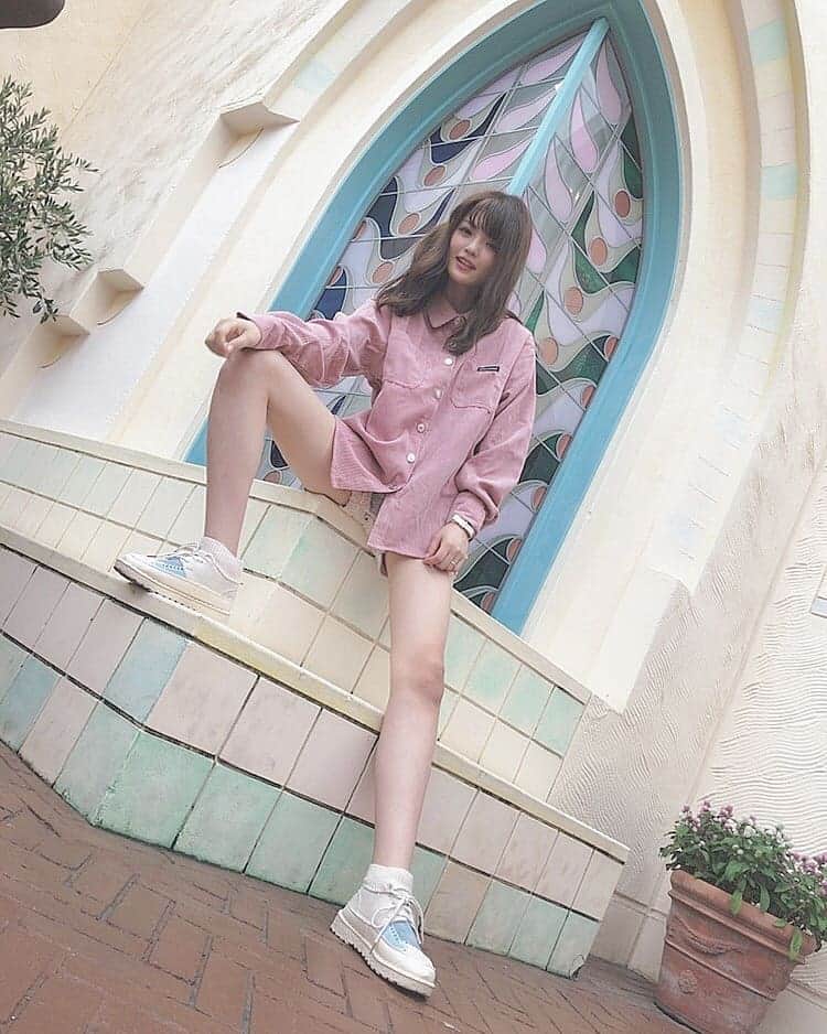 實近菜那（ななちゃら）のインスタグラム：「. . 今日のコーデは 17kg さん❕🌈 . コーデュロイシャツは、 170cm Ｍサイズ  でこのサイズ感です‪⸜‪‪‪‪‪︎❤︎‪︎⸝‬‪‪ . 足のサイズは 23.5cm で 24cmのサイズを頼んだのですが 少し小さめかな、と感じたので 自分のサイズより1cm大きい 靴にするのがオススメ(^o^)👌 . 可愛くない？？💓💓 . . #ななコーデ #7コーデ #instafashion #お洒落  #17kg #コーデュロイ #コーデュロイシャツ #スニーカー #ブーツスニーカー #秋服 #秋服コーデ #ピンク #オーバーサイズ #オーバーシャツ #いいねした人全員フォローする #instagood #instalike #モデル #實近菜那 #さねちかなな #ななちゃら #170cm #高身長女子」