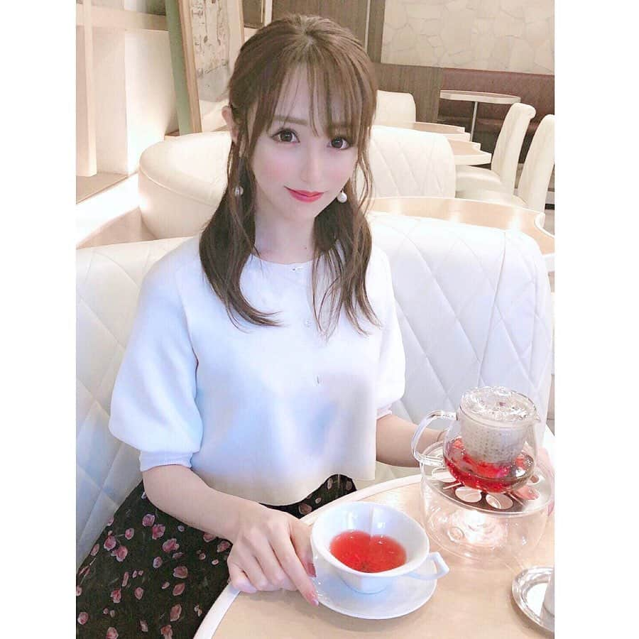 松岡里枝さんのインスタグラム写真 - (松岡里枝Instagram)「ハートのカップが可愛い天現寺カフェ☕️💕 ロールケーキも美味しかった🥰 . . 2枚目で着てるカーディガンはJILLSTUARTの💓 . ここのお店はいつも落ち着いた雰囲気で好き☺️ . #cafe #teatime #heart #jillstuart #カフェ #天現寺カフェ #ティーカップ #ロールケーキ #ジルスチュアート」9月30日 18時02分 - okarie1023