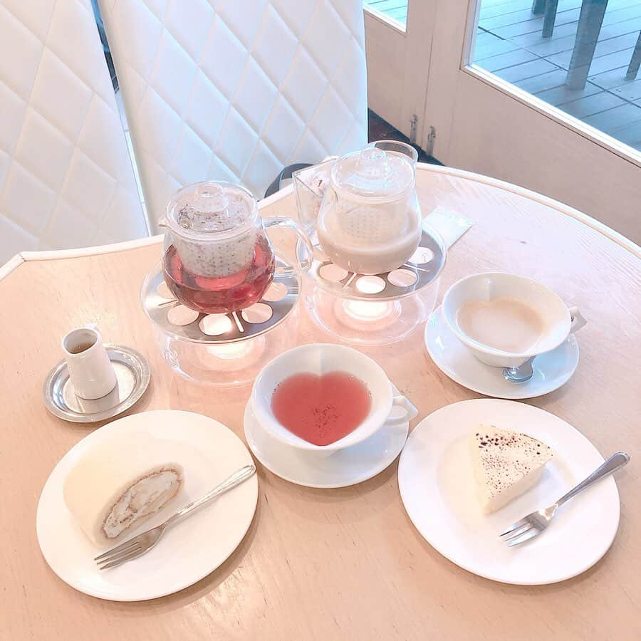 松岡里枝さんのインスタグラム写真 - (松岡里枝Instagram)「ハートのカップが可愛い天現寺カフェ☕️💕 ロールケーキも美味しかった🥰 . . 2枚目で着てるカーディガンはJILLSTUARTの💓 . ここのお店はいつも落ち着いた雰囲気で好き☺️ . #cafe #teatime #heart #jillstuart #カフェ #天現寺カフェ #ティーカップ #ロールケーキ #ジルスチュアート」9月30日 18時02分 - okarie1023