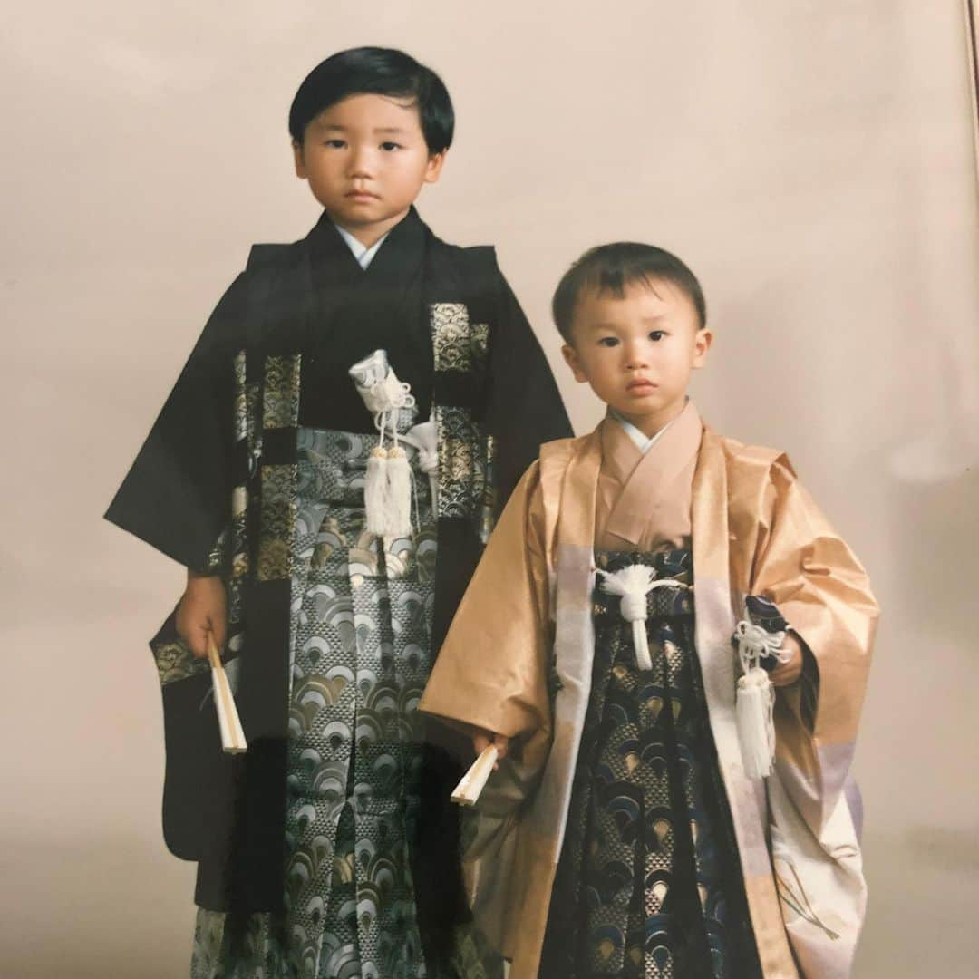 アグネス・チャンさんのインスタグラム写真 - (アグネス・チャンInstagram)「Arthur and Alex decked out in formal Japanese hakama when they were 5 and 3. Too cute!」9月30日 18時09分 - agneschan1