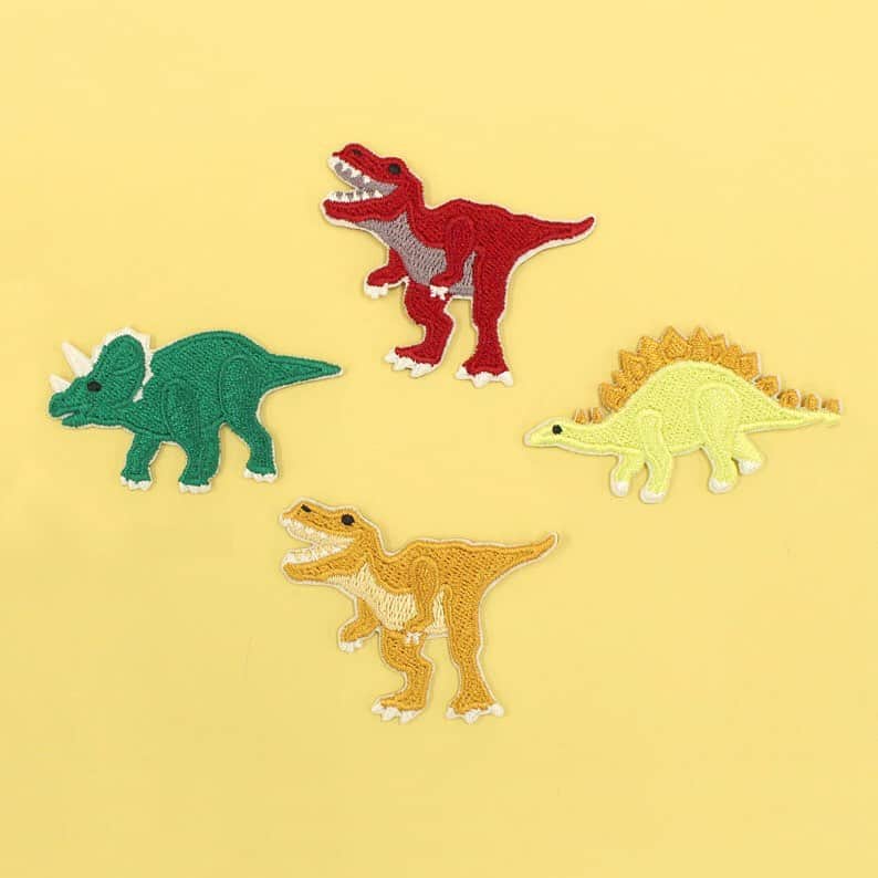 クラフトタウンさんのインスタグラム写真 - (クラフトタウンInstagram)「ちょこっとリアルなのがポイント！ . 恐竜ワッペン . 数年男の子人気の高いモチーフ「恐竜」。 今回は、ちょっとリアルなテイストでワッペンにしました！ ティラノサウルス（２配色）・トリケラトプス・ステゴサウルスの全部で４種類。 . 今まで、お子さん向けの恐竜モチーフというと、かわいくデフォルメされたものが多かったのですが、本物志向の男の子にも満足してもらえるよう、ちょっとコワモテな恐竜たちにしてあります。 色合いは元気なビタミンカラーですので、目印にもぴったりです。 アイロン接着だけでなく、シールのように貼ることもできますので、バッグなどの袋物以外に、文房具などの小物にも貼りつけてお使いいただけます。 . #恐竜 #ワッペン #ティラノサウルス #トリケラトプス #ステゴサウルス #目印 #手芸 #手作り #ハンドメイド #シール #トーカイ」9月30日 18時10分 - crafthearttokai