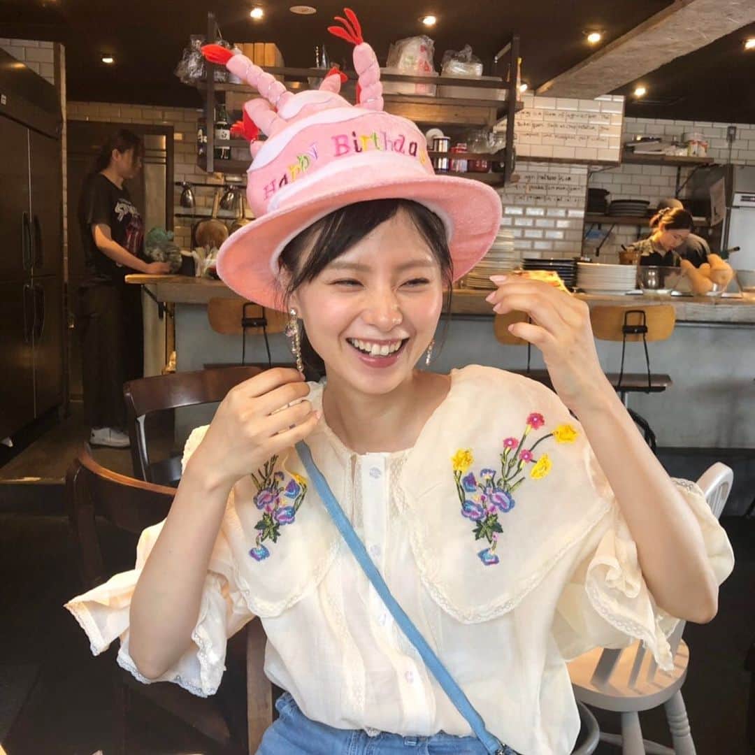 朝見心のインスタグラム：「(∵) 朝見心 今年も無事皆様のおかげでまた1つ歳を重ね また1つ大きくなりました 改めてもう本当に産まれてきて良かったと それだけなんです ただそれだけなんです 家族 友だち 事務所 現場 私はこんなに沢山の人や物や環境に恵まれて これ以上望むものなんてないのに望むのが朝見心 34歳 さらに貪欲に上を目指します！！！ 好き！！！ みんな大好き！！！ だから恩返しします！！！ ＼(∵)／ 大好きやで！ 伝われーーー！！！ 増税前に日用品買い込んどきやー！！！」