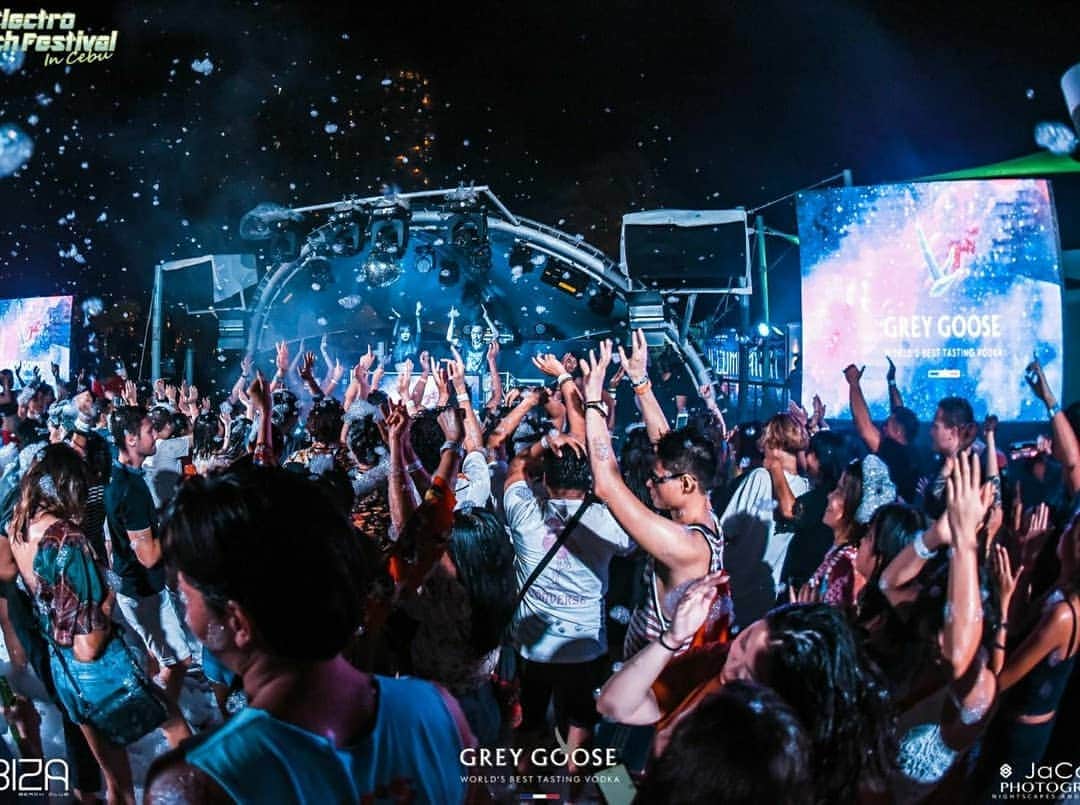 DJ DAIKI（若林大輝）さんのインスタグラム写真 - (DJ DAIKI（若林大輝）Instagram)「【Electro Beach Festival on Oct 12】 . A European resort-like high sense beach club will host a outside party in Mactan, Cebu.We'd love to welcome any country people to join!!!!! . セブマクタン島でヨーロッパのリゾート地を模倣させるハイセンスなホテルのビーチクラブにてビーチフェスを開催!!会場は5つ星ホテルMOEVENPICK RESORT HOTEL内にある【Ibiza Beach Club】 . The Venue this time is in "Ibiza Beach Club" which within MOEVENPICK RESORT HOTEL, a 5 star hotel.  Ibiza Beach ClubはMOEVENPICK RESORT HOTELの吹き抜けのエントランスを抜けてプールサイドを少し歩くと透き通るようなホワイトカラーに統一されたお洒落な会場が海の目の前に広がります。 . Ibiza Beach Club is a stylish venue that is unified in white color, it transparently spread in front of the sea and you can walk a little on the poolside through the entrance atrium of MOEVENPICK RESORT HOTEL . ヨットの帆のようなホワイトレースがそこら中に張り巡らされ、ウッドデッキビーチにラグジュアリーなジャグジーも完備し目の前は美しいビーチという最高のロケーション。 . In a wood deck where you can enjoy the gorgeous view of the sea while in a luxurious jacuzz. It's the best location! White Laced Yachts are also stationed and spread around everywhere . サンセット前にパーティーがスタートし夜風を浴びながら最高の音楽と共に踊るも良し、この日各国からたくさんの方が集まるので皆で仲良く飲みながら語るもよし。それぞれの楽しみ方が出来るビーチフェスです。 . Right before sunset, the party starts! Chat while drinking and get along with everyone as well as dance along with the best music while soaking up in the night breeze. A lot of people gather just for this day. It is a party for our own way to enjoy ourselves.  今回遂に開催13回目となり、巨大泡マシーンも導入され、イビサを模倣させる泡パーティーそして美しいビーチが目の前に広がる中でのロケーションでスペシャルバージョンとして開催！！ . 以下パーティー詳細です。 This information about the party is more or less . 【Electro Beach Festival】 . ■DAY：2019.10.12（Sat） ■OPEN : 3:00pm～11:30pm ■GENRE：Dance music ■Artist DAIKI,Rocky,YUNKORO,ELY,MIKE,NAOKI,SHUN-SHUN,CHIAKING,Shin.Rai etc... ■LOCATION：Ibiza Beach Club Cebu(Mövenpick Hotel内) . ■ADDRESS：Moevenpick Hotel Mactan Island Cebu, Punta Engano, Cebu, 6015 Mactan, Lapu-Lapu, Philippines . @movenpickcebu . ■TEL (032) 492 7777 ■PRICE：DOOR PHP1000,Advance Ticket PHP600 ※前売りチケットをご希望の方はDMをください。 . (Let me contact if you need advace ticket!!!!!) . ■VIP TABLE ※ご希望の方は主催者または招待者までご連絡をお願いします。 . ■Supported by MeRISE Fiverich,Inc, Supernova . 10月12日はセブ島にてエレクトロビーチフェス最高の思い出を皆で作りたいと思います！日本からもまだまだ参加可能なので皆様大集合よろしくお願いします！！」9月30日 18時34分 - daiki.wakabayashi