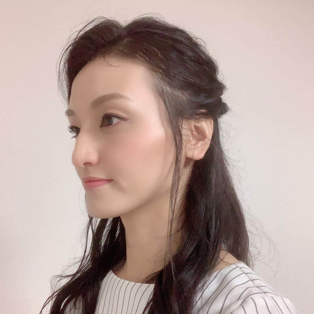 瑞羽奏都（水谷美月）さんのインスタグラム写真 - (瑞羽奏都（水谷美月）Instagram)「日曜日の『BOAT RACE TIME』の髪型です✨ ﻿ ﻿ 今回のヘアメイクは、以前ゆるふわをして下さったメイクさんで、今日もゆるめをベースにハーフアップとなりました！﻿ そして、珍しく分け目が逆なんですよ！お気付きになりましたか？🙋‍♀️ ちょっと立ち上がりを使いたい時は、いつもと逆にすると良いとの事でした！  そんな今日は、まずストレートアイロンで、表面にウェーブをつけ、そこからセット。 途中経過は…よく分かりません(笑) 恐らく解いた時に、１つはくるりんぱして、どーにかしてます😅 その後は太めのコテで巻いて下さいました！！ 後ろの状況は、写真を撮って初めて知りましたww ただ、この絶妙の緩め具合は…なかなか自力ではやっぱり難しいですね😅 ﻿  #水谷美月 #瑞羽奏都  #ボートレース #ボートレースタイム ﻿ #boatrace #boatracetime ﻿ #jlc #レジャーチャンネル ﻿ #スカパー #cs﻿ #ヘアアレンジ﻿ #ゆるふわアレンジ」9月30日 18時26分 - mizuki.m_mizuha