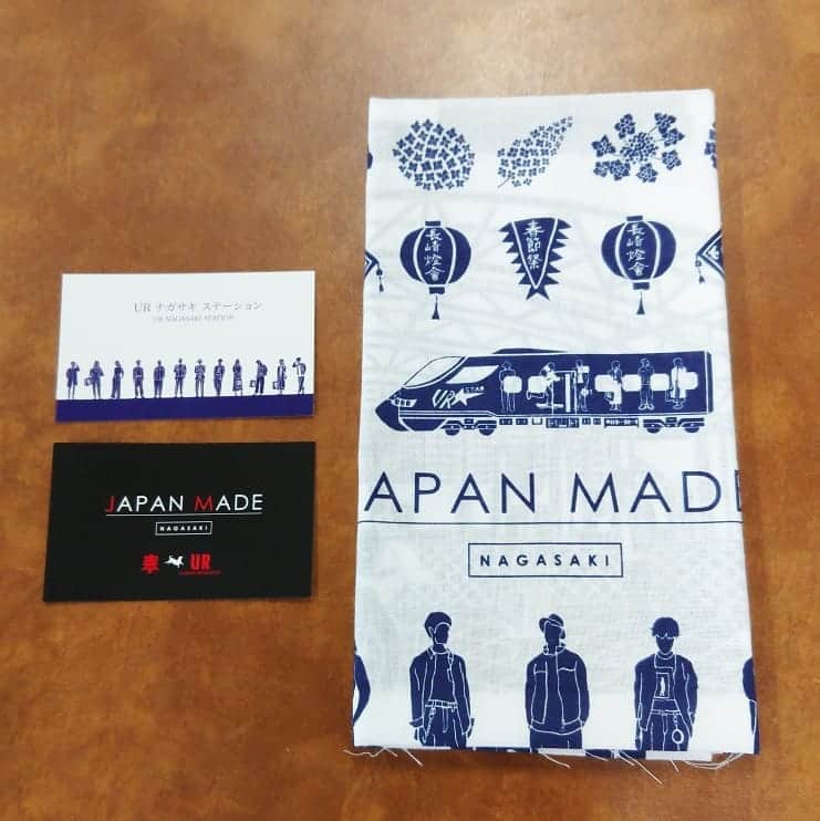 長崎◯◯LOVERSさんのインスタグラム写真 - (長崎◯◯LOVERSInstagram)「長崎“平成”LOVERS アーバンリサーチ(@urban_research)が地域活性化をメインタスクとして、日本各地の企業やクリエイターによって作られるローカルコミュニティーとともにその土地の魅力を再考し発信していくローカルコミュニティプロジェクト「JAPAN MADE PROJECT」。 昨年に続き、第一弾の地「NAGASAKI」で、長崎の歴史をモチーフにしたオリジナル雑貨を製作販売している「長崎雑貨たてまつる」とアーバンリサーチが、一緒に新しい「NAGASAKI」を作りました。  この手ぬぐいでは「もしも平成の長崎に、アーバンリサーチが鉄道を走らせていたら」が描かれた歴史ファンタジーとなっています🚂  手ぬぐいの中には長崎平成LOVERSロゴも‼️平成初期の懐かしい風景も描かれています。アミュプラザ長崎1階のアーバンリサーチ、江戸町の長崎雑貨たてまつるで販売しています。 #nagasakilovers #長崎lovers #長崎平成lovers #長崎寺町lovers #長崎江戸町lovers #長崎雑貨たてまつる #urbanresearch #japanmadeproject」9月30日 18時29分 - nagasakilovers