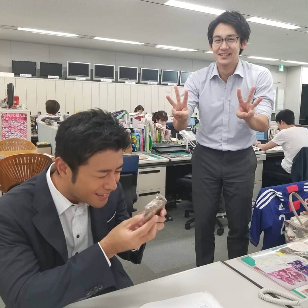 フジテレビアナウンサーのインスタグラム：「今日9月30日は… 榎並アナのお誕生日！🎉 そんな榎並さんの元に、大村さんがやって来て、クッキーをプレゼント😳 記念にパシャリ📷  #榎並大二郎　アナウンサー #大村晟　アナウンサー #34歳の誕生日なのに間違えて33のポーズをする大村さん #2枚目は気を取り直して34 #なぜか眼鏡も外してる  #フジテレビアナウンサー #鈴木唯 #ゆいのyouいいね！」
