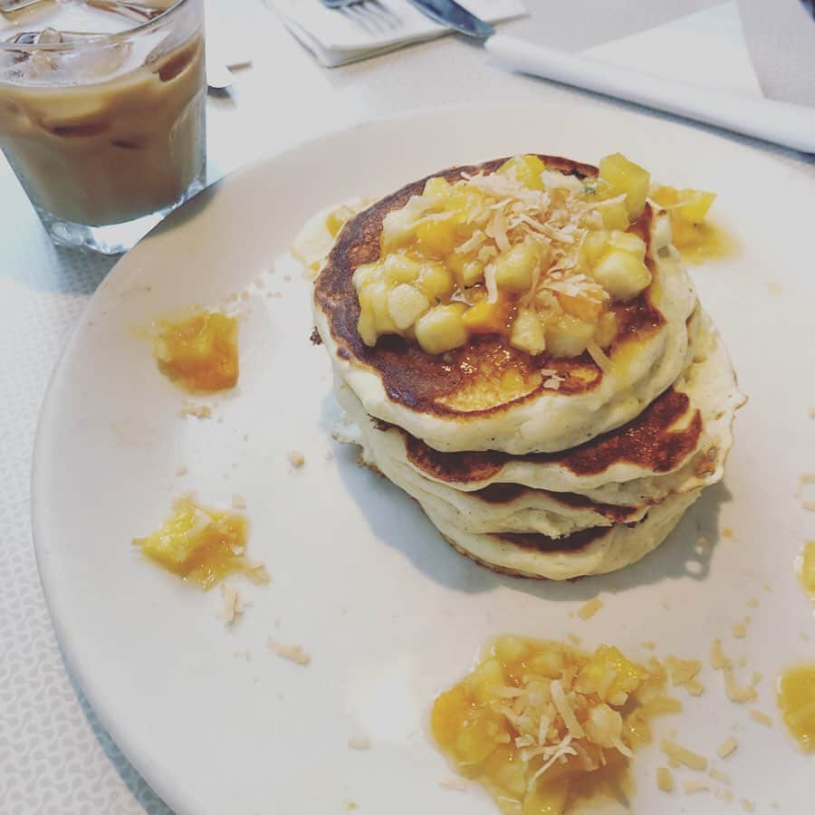 千秋さんのインスタグラム写真 - (千秋Instagram)「ハワイで食べたもの5連発⑥ ・のパンケーキ。ハワイの知り合いに教えてもらって来た初めてのカフェ。焼うどん（写ってないけど）も美味しかった ・朝、友達が美味しいポキ丼ポケ丼を買って来てくれて、みんなでテラスで朝食を。 ・昼はおとなしいシェラトンのラムファイヤー（夜はヤバイ🦹🏼‍♀️💕）で、千秋の旅日記ではおなじみ、アメリカ圏で必ず注文するアーノルドパーマーを🍹 ・ドライブ中に見つけたマラサダ屋さん。レナーズと同じくらい美味しかった。茶色とティファニーブルーのコントラストが可愛いお店。 ・またアロハステーキ。そしてまたお肉。ステーキ。このハワイ、どれだけお肉を食べたのだろう。体重は後回し。スイカのアイスはインスタ映え🍨  #hawaii #千秋旅日記 #パンケーキ #ポキ丼 #アーノルドパーマー #マラサダ #アロハステーキ #ステーキ #スイカアイス #千秋焼肉」9月30日 18時33分 - chiaki77777