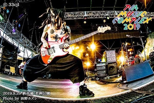 マキシマム ザ ホルモンのインスタグラム：「昨日9月29日(日)、東京都 若洲公園で開催された“PIA MUSIC COMPLEX 2019”に出演！ 日本最大級の風車を背に構え、WIND STAGEを埋め尽くす腹ペコ達へ全8曲のロックを喰らわせてきました。  9月末にしてまだまだ夏のように暑いホルモンの“ぴあフェス”は「What’s up,people?!」でスタート！イントロで既にキマり気味の腹ペコたちが全力のヘドバンで応えると、ホルモンがさらに「シミ」で腰と首を殺しにかかる。が、そこには「これはご褒美」と言わんばかりの嬉ション状態の腹ペコたちが！笑 夏日のギラつく太陽の下、息つく間も与えずに浴びせ続けるヘドバン・モッシュ必至のナンバーに嬉々とする腹ペコたち。どいつもこいつも調教済みかよw  MCではBLUE ENCOUNTへの八つ当たりから一転、褒めちぎるダイスケはん。この他にも「ぴあ」という度にLEDになぜか小島よしおが現れる確信犯的な下手をこいたり、歌ってる途中に唾が飛びすぎたステージがツーバーワールドになってしまうなど、津田イズム濃い目w さらに、ナヲちゃんも恒例“恋のおまじない”にて、新しいおまじないを急遽敢行！が、特に考えていなかったので、手探りでオーディエンスと一緒に決める一幕が。笑  ライブならではのアレンジver.含む数々のナンバーを経て、恋のメガラバで締めた今回のライブ。お越しいただきました皆様、本当にありがとうございました！ 熱いLIVE写真10枚、セトリとともに是非ご覧ください！  byミミカジル齋藤  #マキシマムザホルモン #ぴあフェス #小島よしお #ぴあじゃなくてぴーや #BLUEENCOUNT #太陽がすごくてめちゃめちゃ暑いのに“もっと光を”とか歌いやがって #めちゃめちゃいい歌やないか！！ #今日の恋のおまじない #「麺かた」で大きなスペースを作りましょう #「コッテリ」で手を回しましょう(ビリーズブートキャンプ風) #「ヤッター!!」でスペースへ向かって特攻しましょう 〜昨日のセトリ〜 1.What's up, people?! 2.シミ 3.maximum the hormone II 4.「F」 5.アバラ・ボブ<アバラ・カプセル・マーケッボブ> 6.爪爪爪 7.絶望ビリー 8.恋のメガラバ  #最後にマキシマムザ亮君からの一言「神セトリとかセトリに神ってつけられるの苦手。腹ペコからのリクエスト票優先してセトリ組んだら定番セトリとか言われちゃうし。。どんなセトリだろうと俺は毎回、神殺す気持ちでライブしてます🤘」 。  Photo by @hamanokazushi」