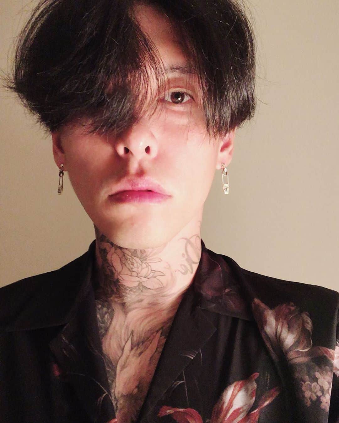 葉月さんのインスタグラム写真 - (葉月Instagram)「これ気に入ったからこっちにも載せとこ  髪なにもしないとこんなにもクリンクリンなんです」9月30日 10時04分 - lynch_hazuki