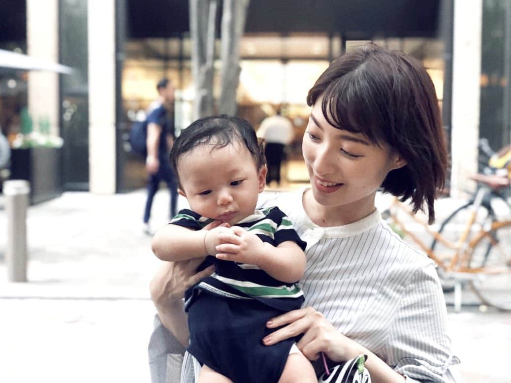 青木育日さんのインスタグラム写真 - (青木育日Instagram)「🍃﻿ だんだんと秋らしくなってきて﻿ 妊娠が分かったのが ちょうど1年前の今頃だったなぁと﻿しみじみ💭﻿ ﻿ 初めて心拍が確認出来たときは﻿ ごま粒大だったのに...﻿ 今では首が座るまでに成長しました🥺﻿ ﻿ 最近抱っこマンになってきちゃって﻿ 少し離れるだけでも泣いちゃうんだけど﻿ こんなにくっ付いてきてくれるのも﻿ 今だけだと思って頑張ろう✨﻿ ﻿ ﻿ #生後4ヶ月 #男の子ベビー #新米ママ #成長記録」9月30日 10時14分 - ikuhiaoki
