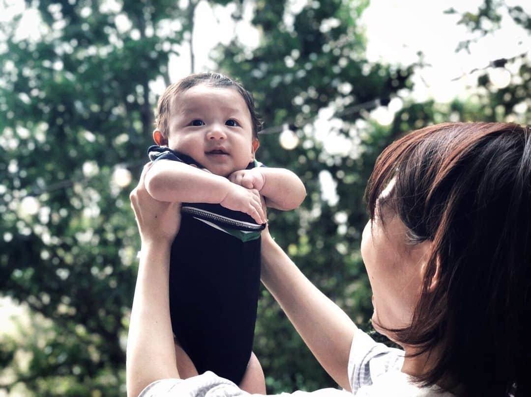 青木育日さんのインスタグラム写真 - (青木育日Instagram)「🍃﻿ だんだんと秋らしくなってきて﻿ 妊娠が分かったのが ちょうど1年前の今頃だったなぁと﻿しみじみ💭﻿ ﻿ 初めて心拍が確認出来たときは﻿ ごま粒大だったのに...﻿ 今では首が座るまでに成長しました🥺﻿ ﻿ 最近抱っこマンになってきちゃって﻿ 少し離れるだけでも泣いちゃうんだけど﻿ こんなにくっ付いてきてくれるのも﻿ 今だけだと思って頑張ろう✨﻿ ﻿ ﻿ #生後4ヶ月 #男の子ベビー #新米ママ #成長記録」9月30日 10時14分 - ikuhiaoki