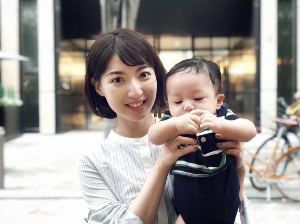 青木育日さんのインスタグラム写真 - (青木育日Instagram)「🍃﻿ だんだんと秋らしくなってきて﻿ 妊娠が分かったのが ちょうど1年前の今頃だったなぁと﻿しみじみ💭﻿ ﻿ 初めて心拍が確認出来たときは﻿ ごま粒大だったのに...﻿ 今では首が座るまでに成長しました🥺﻿ ﻿ 最近抱っこマンになってきちゃって﻿ 少し離れるだけでも泣いちゃうんだけど﻿ こんなにくっ付いてきてくれるのも﻿ 今だけだと思って頑張ろう✨﻿ ﻿ ﻿ #生後4ヶ月 #男の子ベビー #新米ママ #成長記録」9月30日 10時14分 - ikuhiaoki