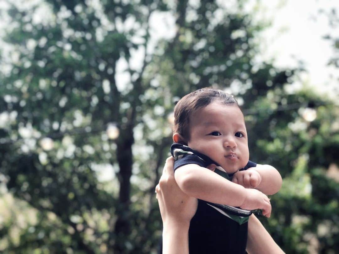 のインスタグラム：「🍃﻿ だんだんと秋らしくなってきて﻿ 妊娠が分かったのが ちょうど1年前の今頃だったなぁと﻿しみじみ💭﻿ ﻿ 初めて心拍が確認出来たときは﻿ ごま粒大だったのに...﻿ 今では首が座るまでに成長しました🥺﻿ ﻿ 最近抱っこマンになってきちゃって﻿ 少し離れるだけでも泣いちゃうんだけど﻿ こんなにくっ付いてきてくれるのも﻿ 今だけだと思って頑張ろう✨﻿ ﻿ ﻿ #生後4ヶ月 #男の子ベビー #新米ママ #成長記録」