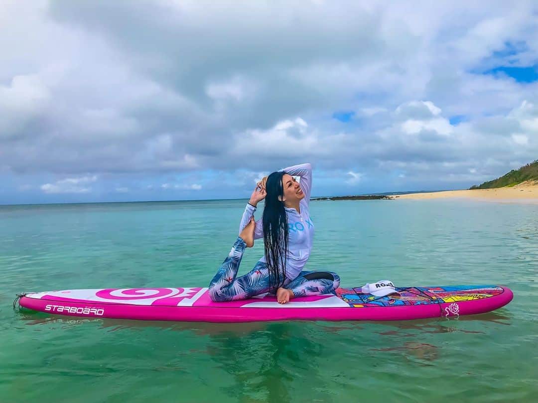 大下瞳美さんのインスタグラム写真 - (大下瞳美Instagram)「enjoy supyoga.  サップヨガを楽しみに宮古島まで来てくれるひとがいるなんてありがたすぎる😭🤲 . . サップヨガをはじめて2〜3年は日に当たりたくないとか、水に浸かりたくないとか、先生みたいに日焼けして肌がボロボロになりたくないとか。  広島だと川なんて汚いからとか、先入観だらけではじまったサップヨガもこんなにも、美しく海でヨガを感じることができる女の子が増えて嬉しいです💙  何よりも先入観でいっぱいにプロテクトされていたフィルターが外された時のみんなの体から発するエネルギーは凄まじく美しい。  サップヨガやっててよかったなぁ。  10月1日宮古島にてサップヨガレッスン  10月13日は広島のイベントにてサップヨガ →こちらについては💁‍♀️🈵キャンセル待ちとなります。 ソトヨガはまだまだ大募集中です❤︎ .  #宮古島サップヨガリトリート #宮古島サップヨガ#サップ#サップヨガ#サップヨガインストラクター #サップヨガ石垣#ヨガポーズ#ヨガ好き#supyoga#supyogagirl #japan_daytime_view #japanesegirl #🐬#☀️#🧜🏼‍♀️#🏝#✈️#ana #旅物語#女子旅#日本サップヨガ協会ひとみ #日本サップヨガ協会 #starboard#roxyjapan #roxyfitness」9月30日 10時20分 - hitomiooshita