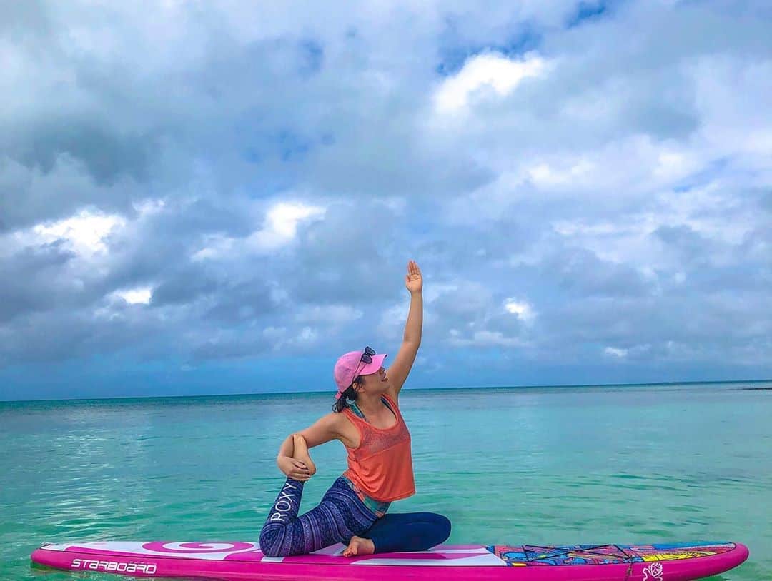 大下瞳美さんのインスタグラム写真 - (大下瞳美Instagram)「enjoy supyoga.  サップヨガを楽しみに宮古島まで来てくれるひとがいるなんてありがたすぎる😭🤲 . . サップヨガをはじめて2〜3年は日に当たりたくないとか、水に浸かりたくないとか、先生みたいに日焼けして肌がボロボロになりたくないとか。  広島だと川なんて汚いからとか、先入観だらけではじまったサップヨガもこんなにも、美しく海でヨガを感じることができる女の子が増えて嬉しいです💙  何よりも先入観でいっぱいにプロテクトされていたフィルターが外された時のみんなの体から発するエネルギーは凄まじく美しい。  サップヨガやっててよかったなぁ。  10月1日宮古島にてサップヨガレッスン  10月13日は広島のイベントにてサップヨガ →こちらについては💁‍♀️🈵キャンセル待ちとなります。 ソトヨガはまだまだ大募集中です❤︎ .  #宮古島サップヨガリトリート #宮古島サップヨガ#サップ#サップヨガ#サップヨガインストラクター #サップヨガ石垣#ヨガポーズ#ヨガ好き#supyoga#supyogagirl #japan_daytime_view #japanesegirl #🐬#☀️#🧜🏼‍♀️#🏝#✈️#ana #旅物語#女子旅#日本サップヨガ協会ひとみ #日本サップヨガ協会 #starboard#roxyjapan #roxyfitness」9月30日 10時20分 - hitomiooshita