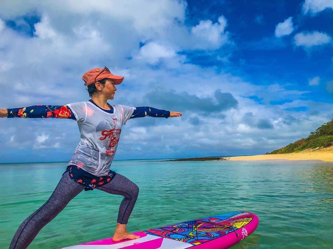 大下瞳美さんのインスタグラム写真 - (大下瞳美Instagram)「enjoy supyoga.  サップヨガを楽しみに宮古島まで来てくれるひとがいるなんてありがたすぎる😭🤲 . . サップヨガをはじめて2〜3年は日に当たりたくないとか、水に浸かりたくないとか、先生みたいに日焼けして肌がボロボロになりたくないとか。  広島だと川なんて汚いからとか、先入観だらけではじまったサップヨガもこんなにも、美しく海でヨガを感じることができる女の子が増えて嬉しいです💙  何よりも先入観でいっぱいにプロテクトされていたフィルターが外された時のみんなの体から発するエネルギーは凄まじく美しい。  サップヨガやっててよかったなぁ。  10月1日宮古島にてサップヨガレッスン  10月13日は広島のイベントにてサップヨガ →こちらについては💁‍♀️🈵キャンセル待ちとなります。 ソトヨガはまだまだ大募集中です❤︎ .  #宮古島サップヨガリトリート #宮古島サップヨガ#サップ#サップヨガ#サップヨガインストラクター #サップヨガ石垣#ヨガポーズ#ヨガ好き#supyoga#supyogagirl #japan_daytime_view #japanesegirl #🐬#☀️#🧜🏼‍♀️#🏝#✈️#ana #旅物語#女子旅#日本サップヨガ協会ひとみ #日本サップヨガ協会 #starboard#roxyjapan #roxyfitness」9月30日 10時20分 - hitomiooshita
